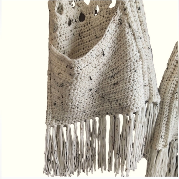 Wool shawl beige with pockets - Picture 3 of 4